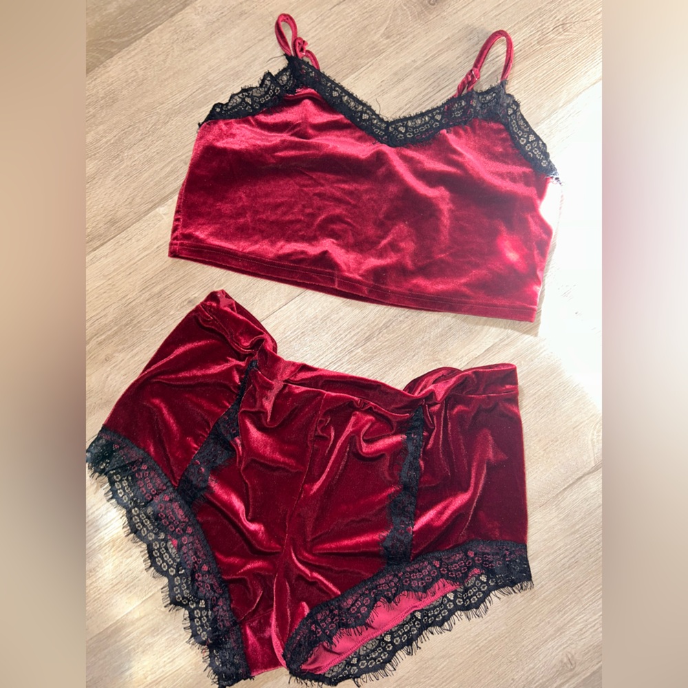 SHEIN Red Velvet Bandeau with Black Lace Trim
